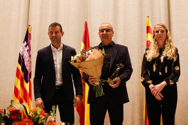 El alcalde Marcos Serra y la concejala Maria Ribas entregaron un galardón a Lluis Marty Abellán por fomentar el deporte en Portmany.