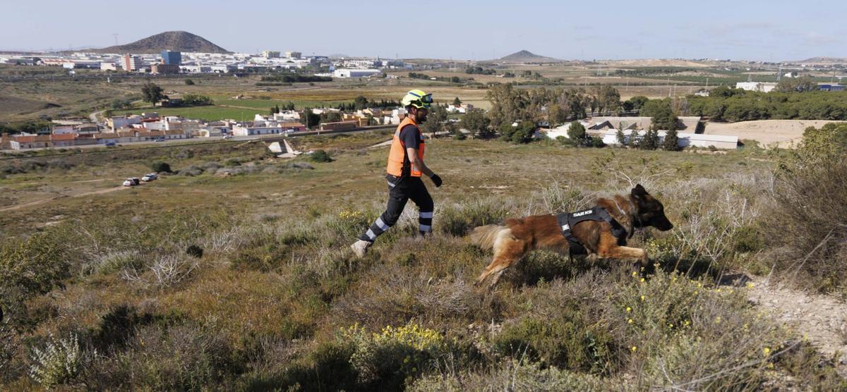 Floyd recorre el monte acompañado de su guía buscando a la víctima.  | IVÁN URQUÍZAR