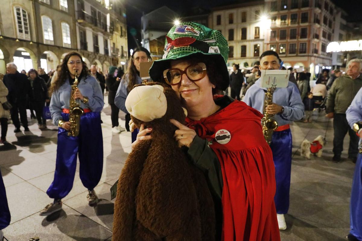 Begoña Bartolomé abraza al mono "Matías" tras un baile con la charanga.
