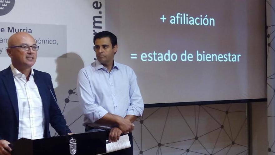Juan Hernandez, a la izquierda, con el director del SEF, Alejandro Zamora.