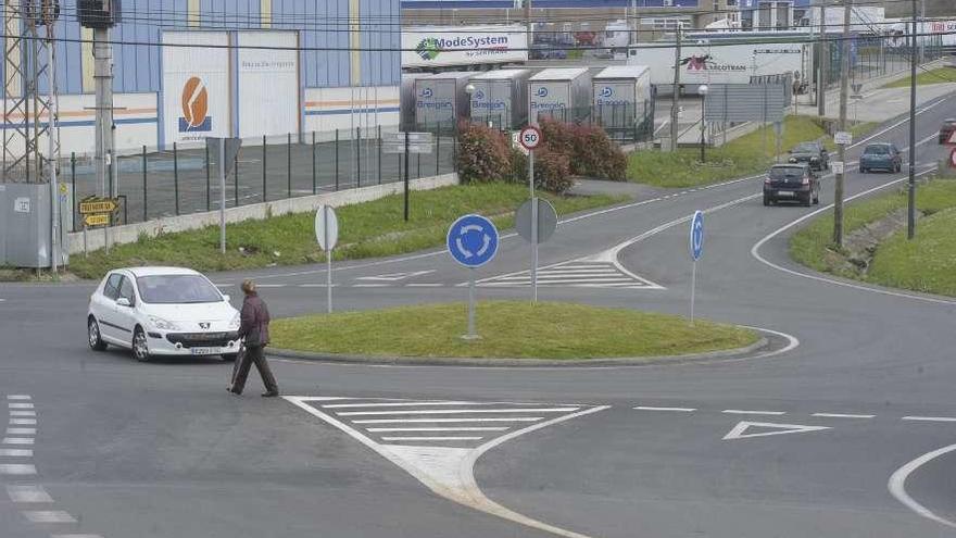 Rotonda de la avenida Arsenio Iglesias de la que partirá la nueva senda de O Rañal.