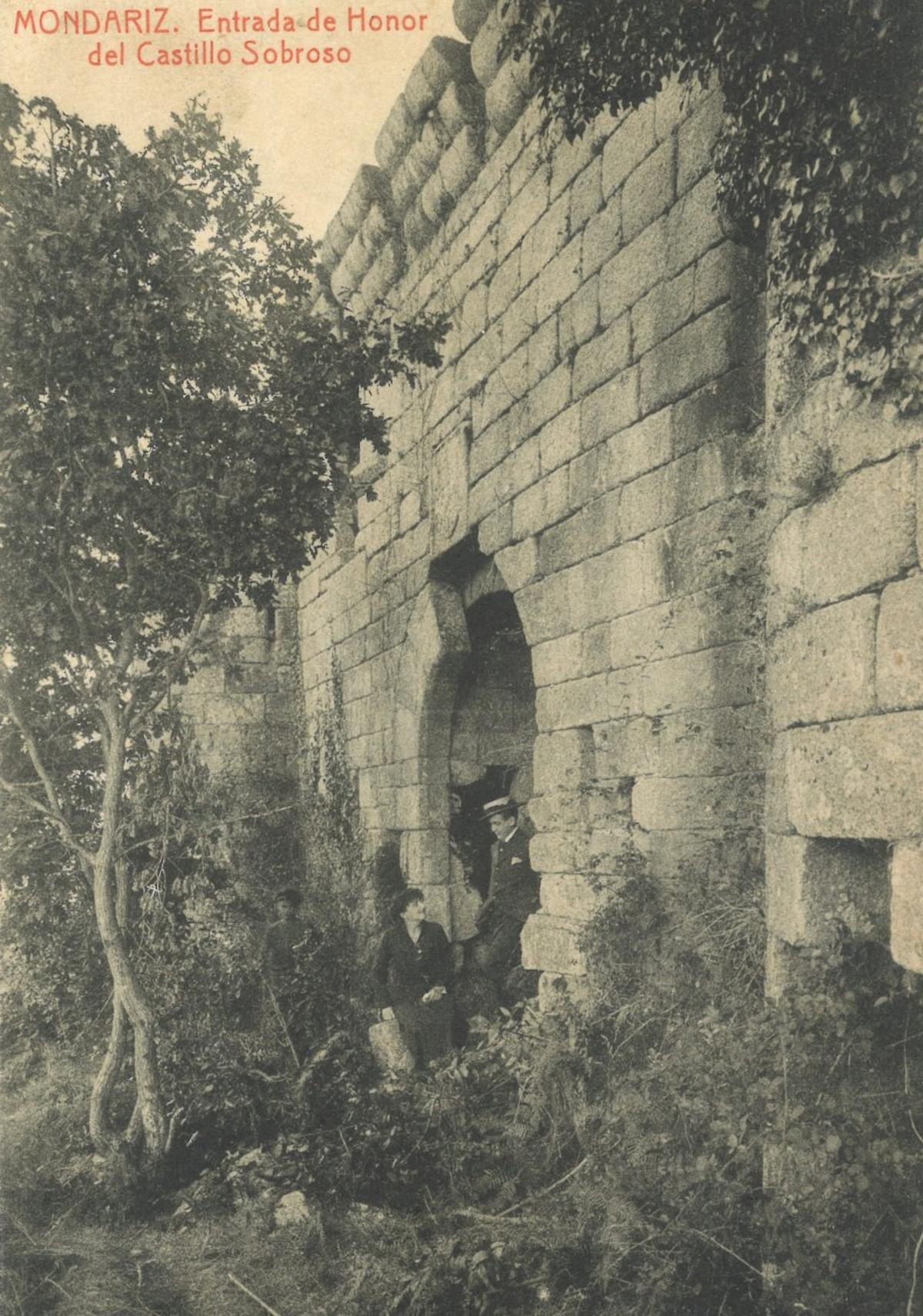 Fachada do castelo do Sobroso antes da súa restauración