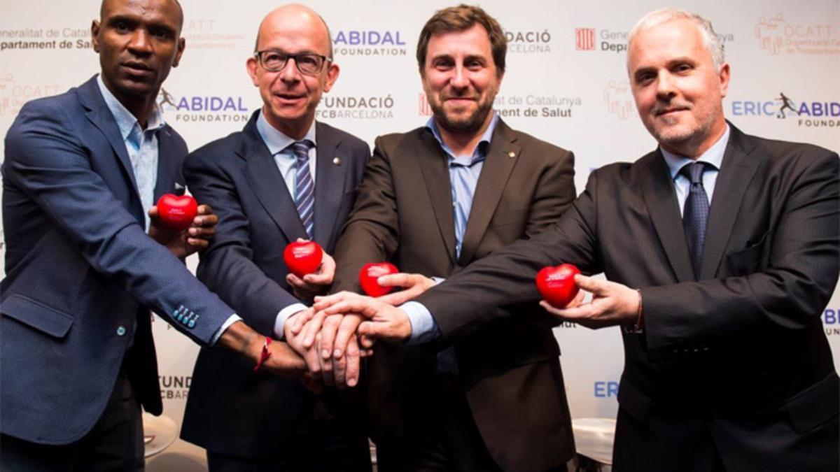 Eric Abidal, Jordi Cardoner, Antoni Comín y Jaume Tort, durante el acto en el Camp Nou