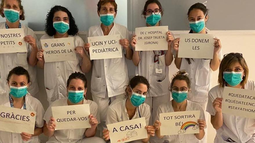 Professionals de l&#039;UCI Pediàtrica i Neonatal mostrant l&#039;agraïment a la ciutadania