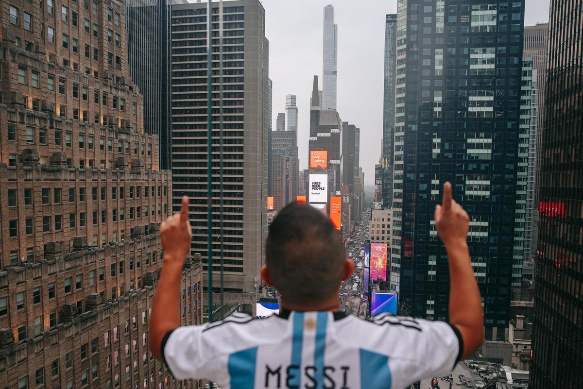 Aficionados de la selección española y  argentina de fútbol  toman Times Square antes de la final de la Copa del Mundo.