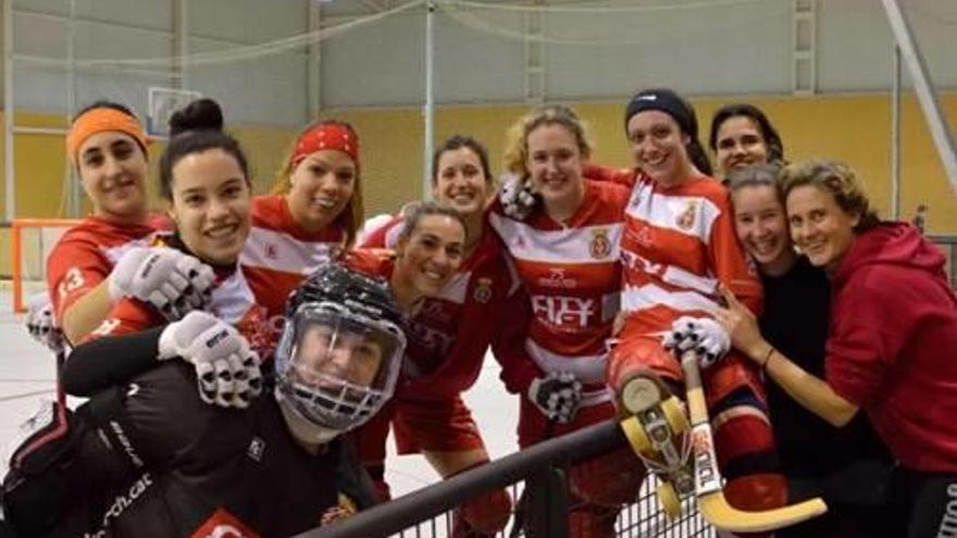 La plantilla del Girona CH femení, celebrant un triomf.