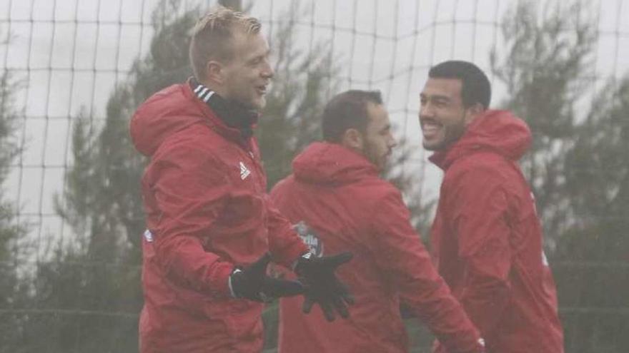 Guidetti, junto a Marcelo Díaz y Cabral, en A Madroa. // R. Grobas