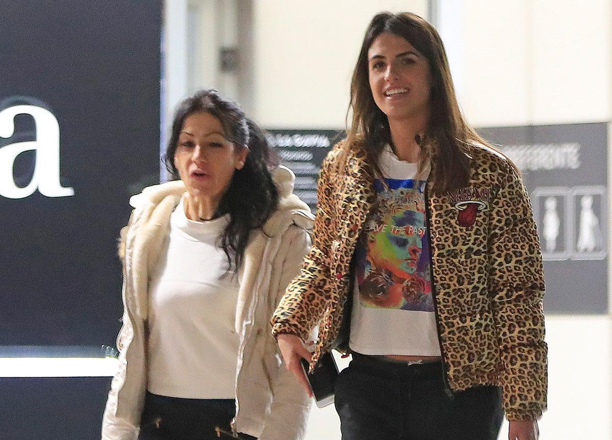 Sofía Suescun y Maite Galdeano por la calle.