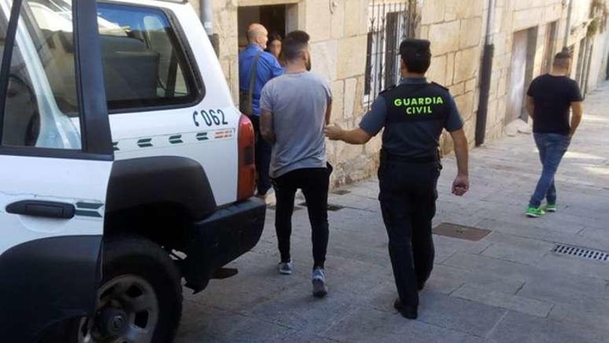 Un momento de la detención, ayer en Baiona. // Guardia Civil