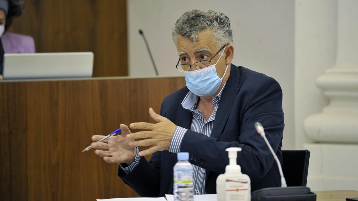 Jesús Alonso, secretario general de Ciencia, Innovación y Universidad, ayer en la comisión parlamentaria.