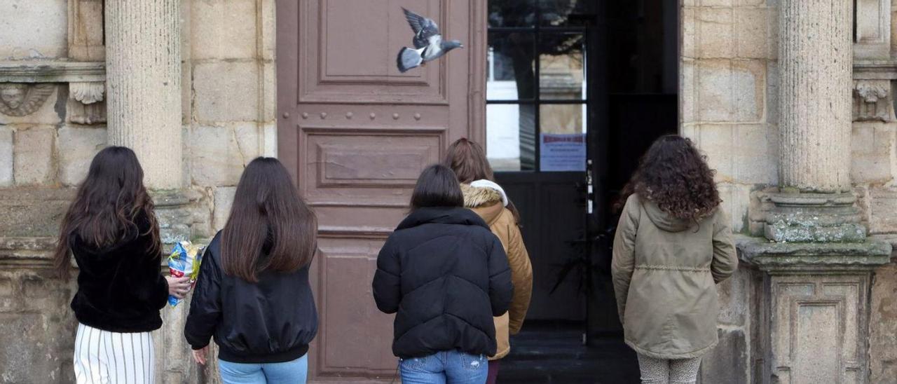 Un grupo de estudiantes en el acceso a un instituto. |   // XOÁN ÁLVAREZ