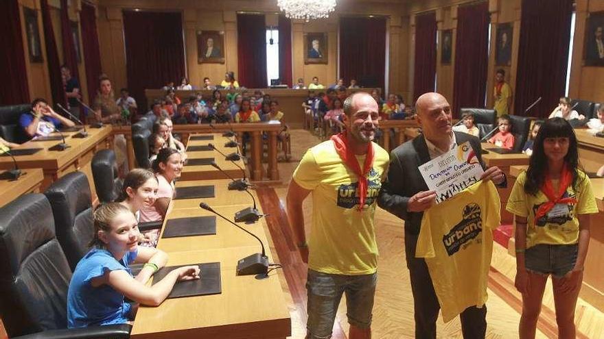 Dos monitores de Amencer entregan un diploma y una camiseta a Armando Ojea. // Iñaki Osorio.