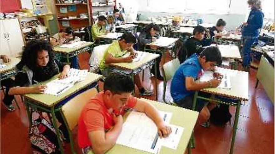 Una aula amb alumnes de sisè de Primària a l&#039;escola de Vila-roja, de Girona, mentre feien les proves ahir.