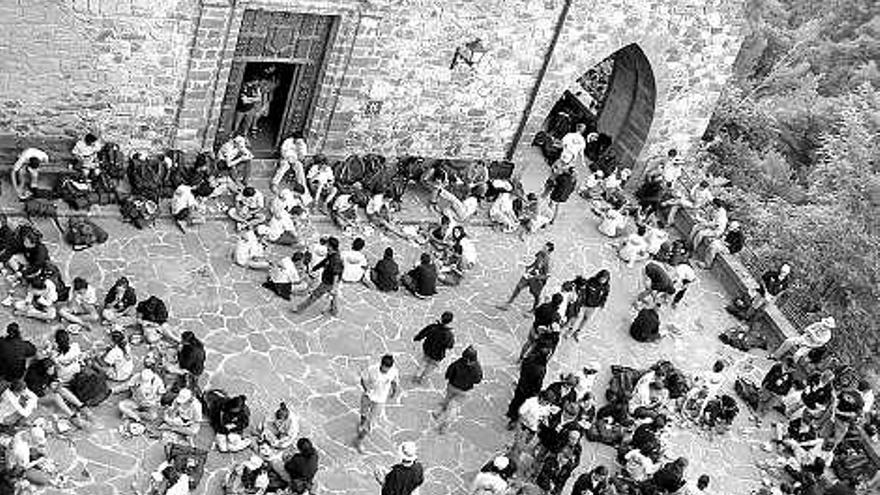 desayuno de campaña. Los expedicionarios, desayunando en el patio del monasterio riojano de Valvanera antes de emprender una marcha de 30 kilómetros a través de la Sierra de la Demanda, que los llevó hasta San Millán de la Cogolla. / m.t