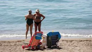 Orinar en el mar también está prohibido en Málaga:  qué hacer y que no en las playas de la capital