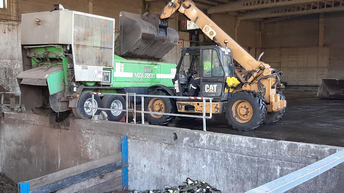 Operarios trabajando ayer con la maquinaria en el área de compostaje de la planta de A Portela.