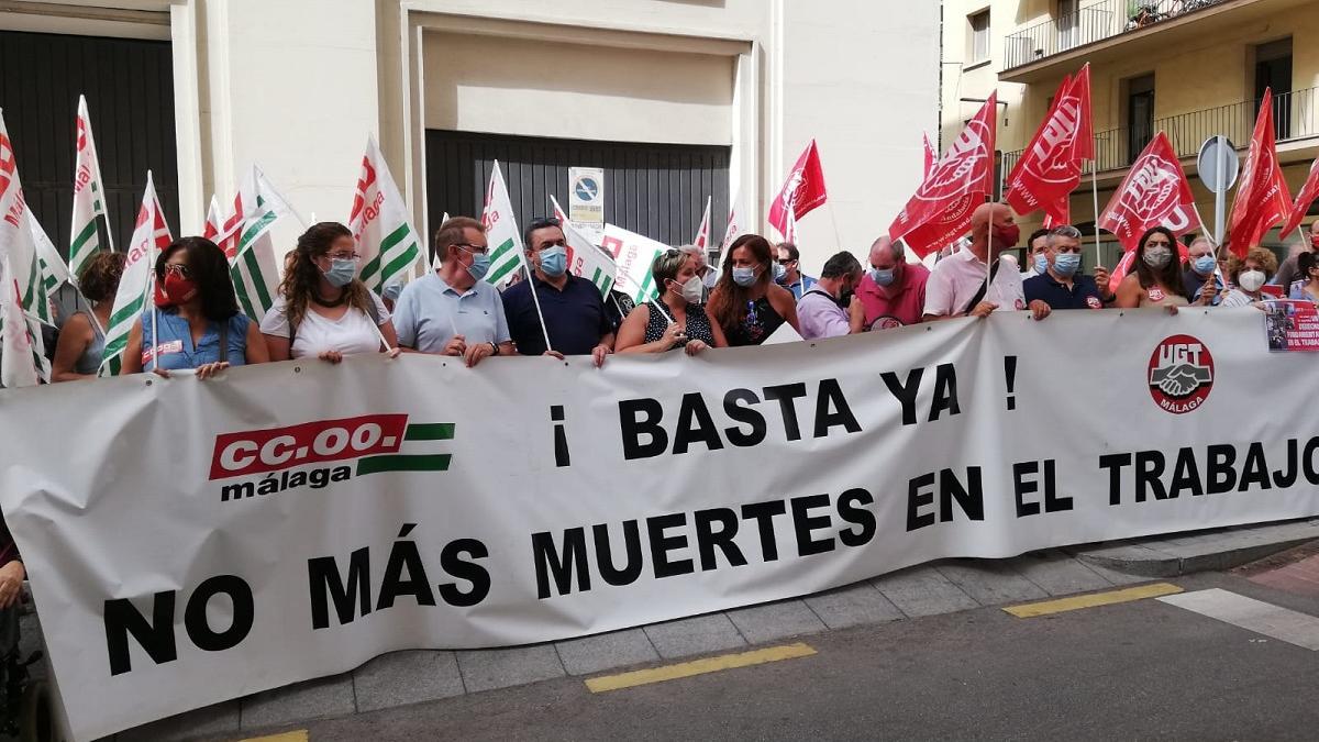 La concentración de CCOO y UGT de este lunes en Málaga.