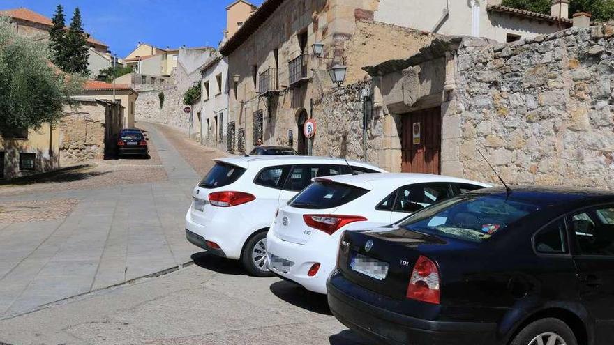 Vehículos estacionados ayer en el lugar donde se multó a los turistas.