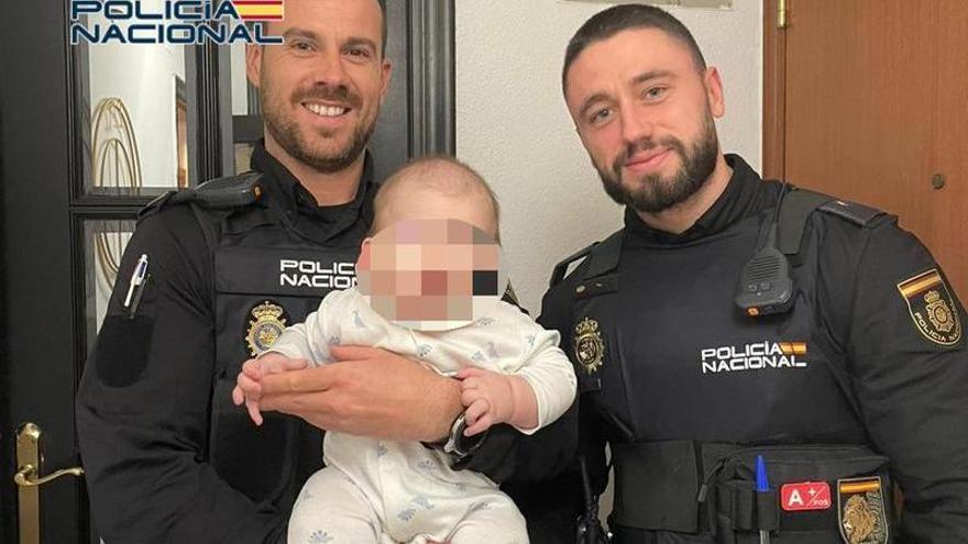 Agentes de la Policía Nacional de Alicante salvan la vida de un bebé de 6 meses que no podía respirar