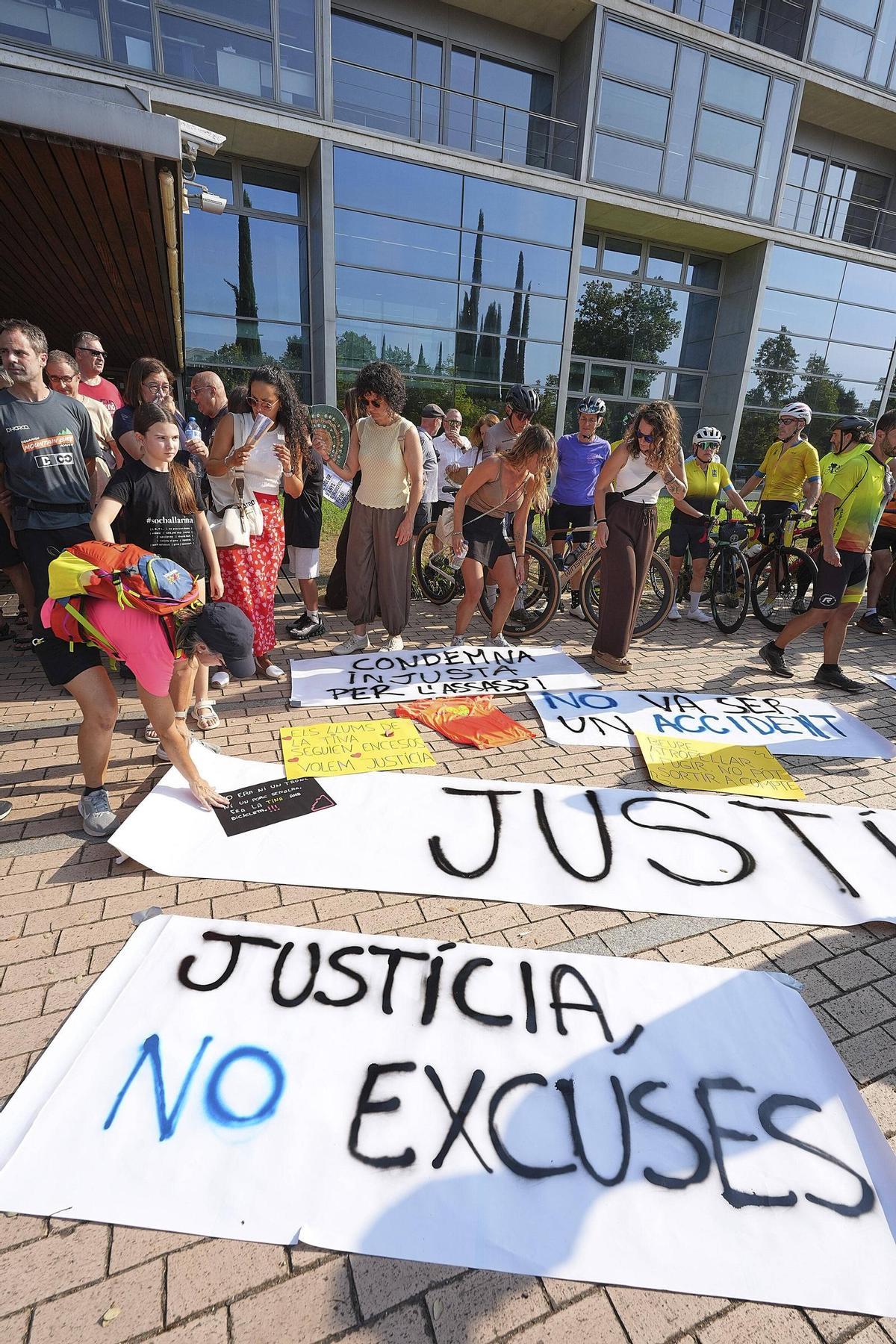Les imatges de la concentració de rebuig a la condemna pel conductor que va matar una ciclista als Àngels