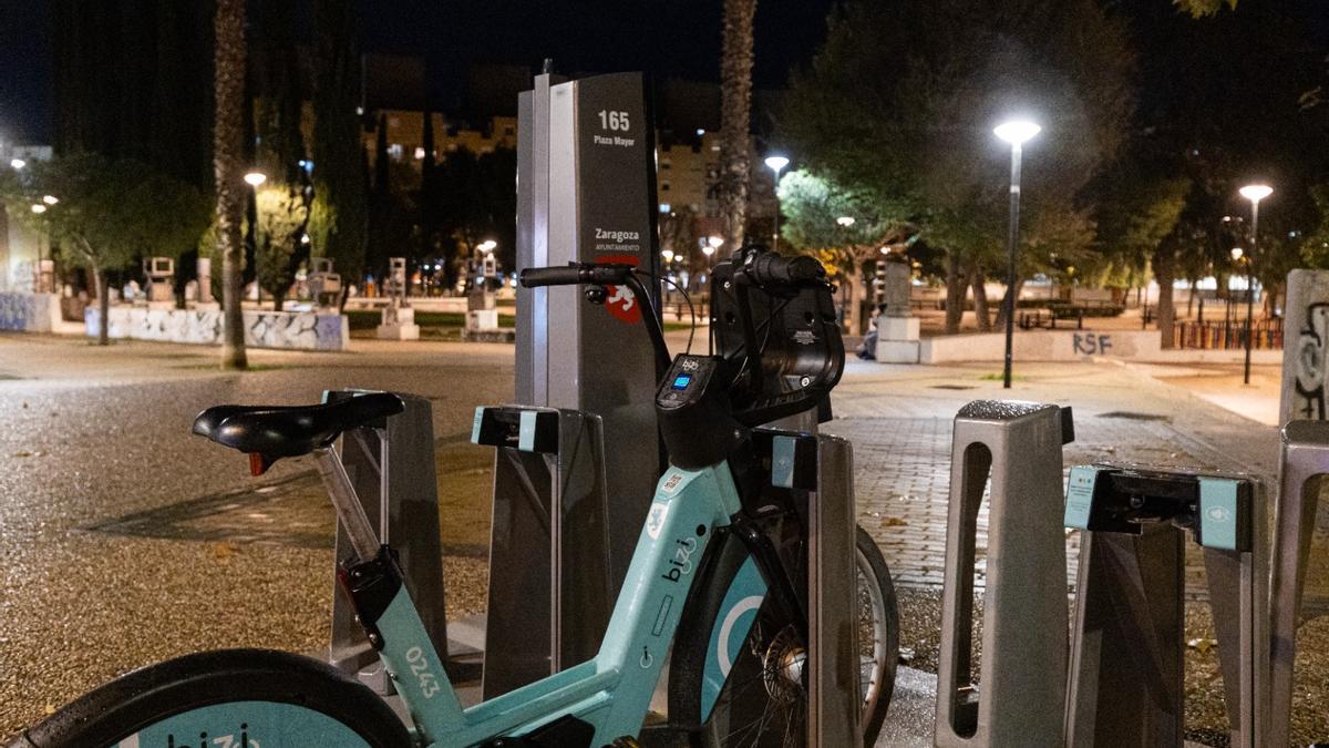 Estación de Bizi Zaragoza en la plaza Mayor de Zaragoza, donde un grupo de menores comenzó a vandalizar las bicicletas.