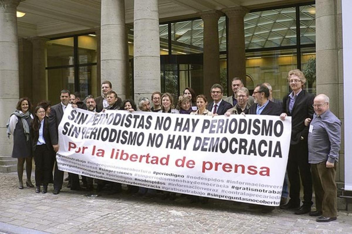 Membres de la Federació d’Associacions de Periodistes d’Espanya (FAPE) es concentren al davant del Centre Internacional de Premsa de Brussel·les per denunciar la greu crisi del sector periodístic espanyol, amb motiu del Dia Mundial de la Llibertat de Premsa.