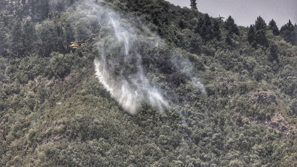 Labores de extinción del incendio en Tenerife.