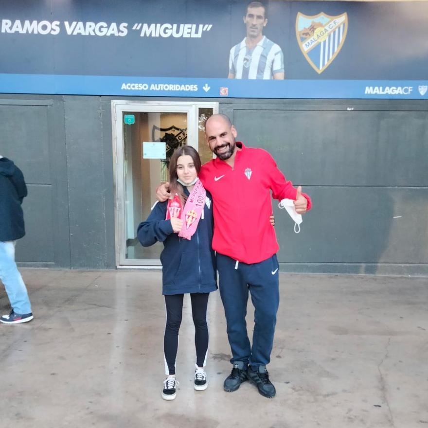 Paula Gutiérrez y Josín Escaño, animando al Sporting en La Rosaleda. 
