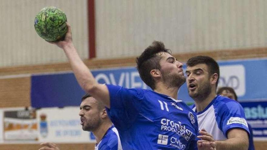 Fidalgo frena a un jugador del Cronistar ovetense.