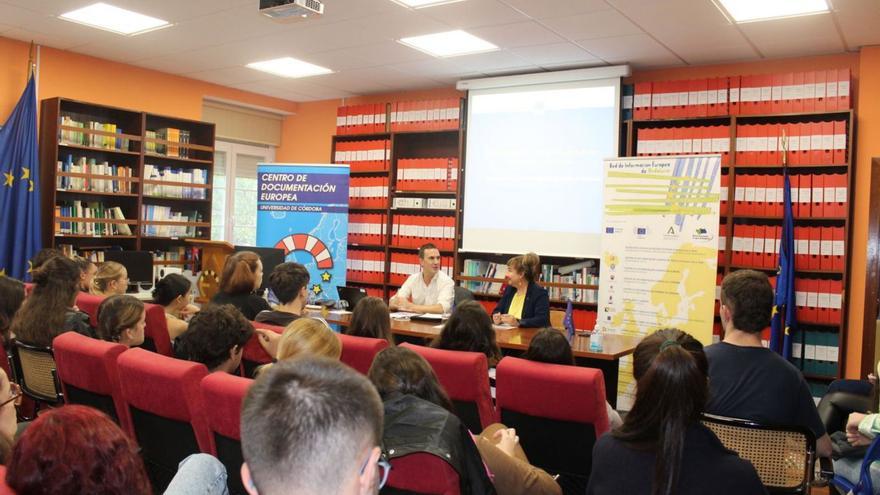 Magdalena Reifs, junto al responsable de comunicación de la Comisión Europea en España, Juan González. | CÓRDOBA
