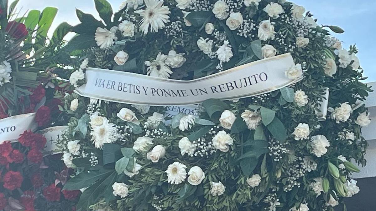 La corona de despedida en el funeral de Valentín Castaño