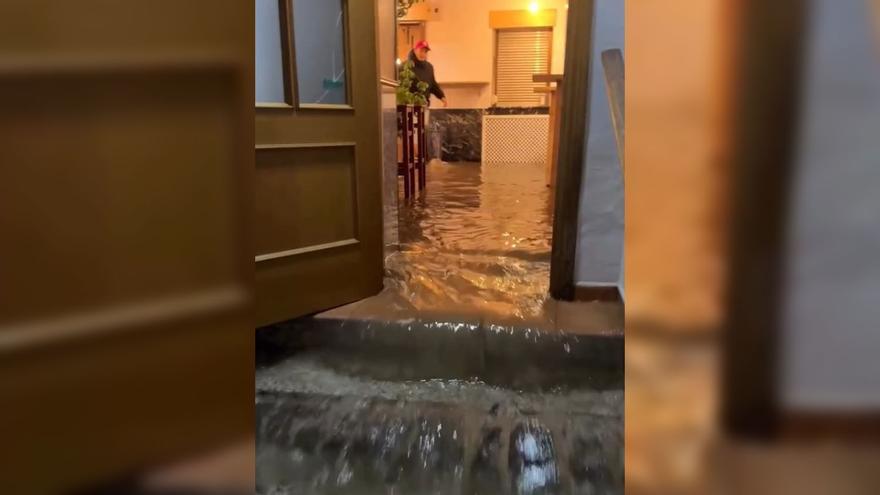 &quot;Está siendo brutal&quot;, afirman los responsables de Casa Alicia, en Castrillón, tras ver su local inundado
