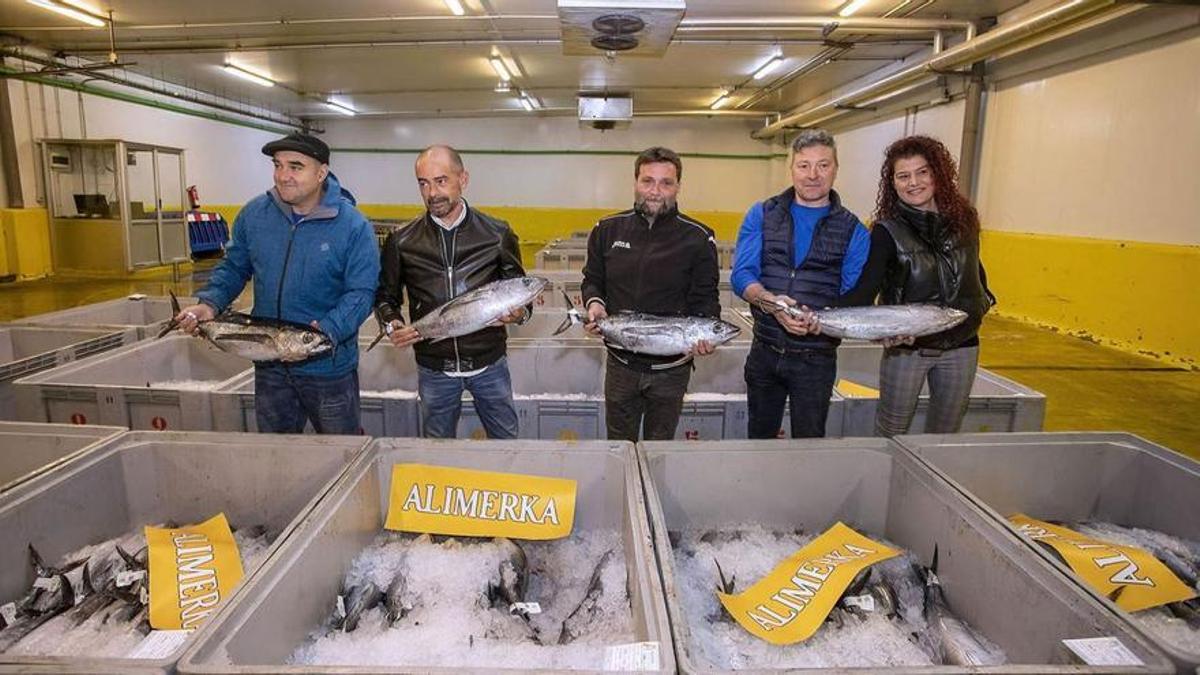 Armando Prendes, responsable de pesca de Alimerka, segundo por la izquierda, junto a los armadores y patrones de los barcos.