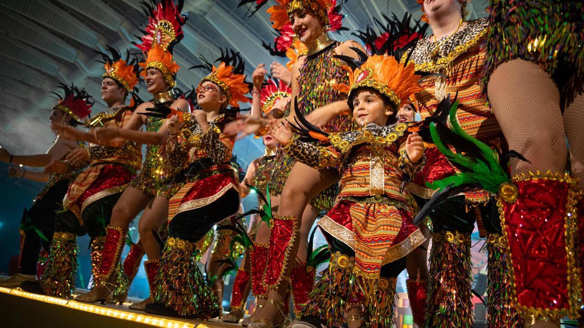 Componentes de la comparsa infantil Tropicana.