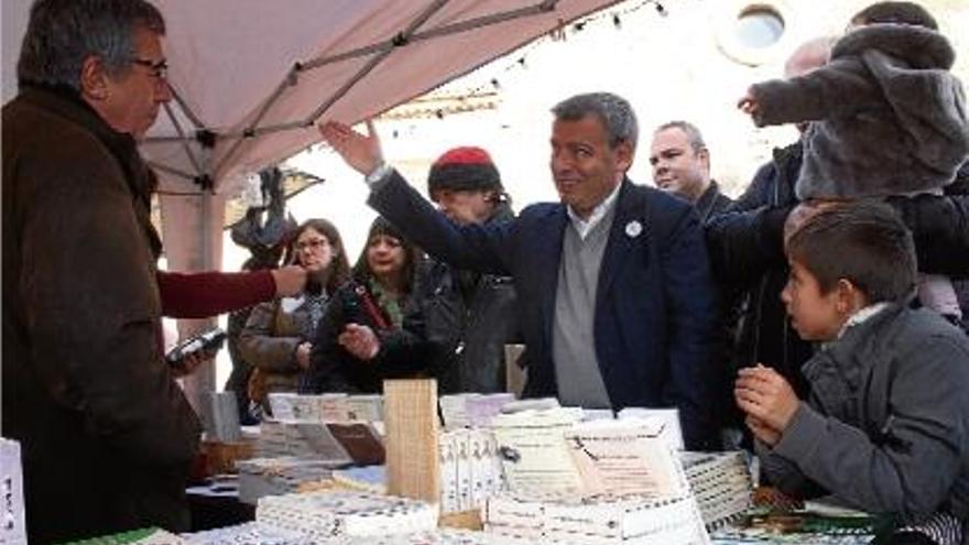 Xuclà durant la visita a la Fira de Sant Nicolau.