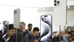 Vista del nuevo iPhone 15 de Apple tras su lanzamiento en el Apple Park de Cupertino, California, este 12 de septiembre de 2023,