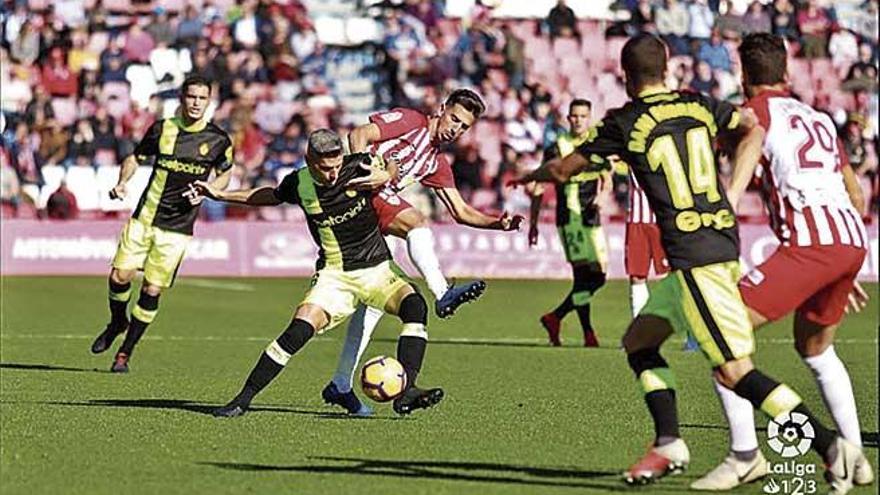 Salva Sevilla disputa el esférico en el Estadio de los Juegos Mediterráneos ante un futbolista del Almería.