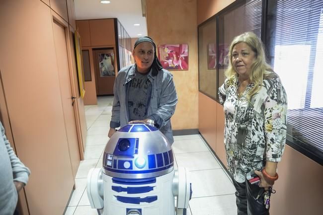 Ricardo Frazer y su R2D2 visitan La Provincia