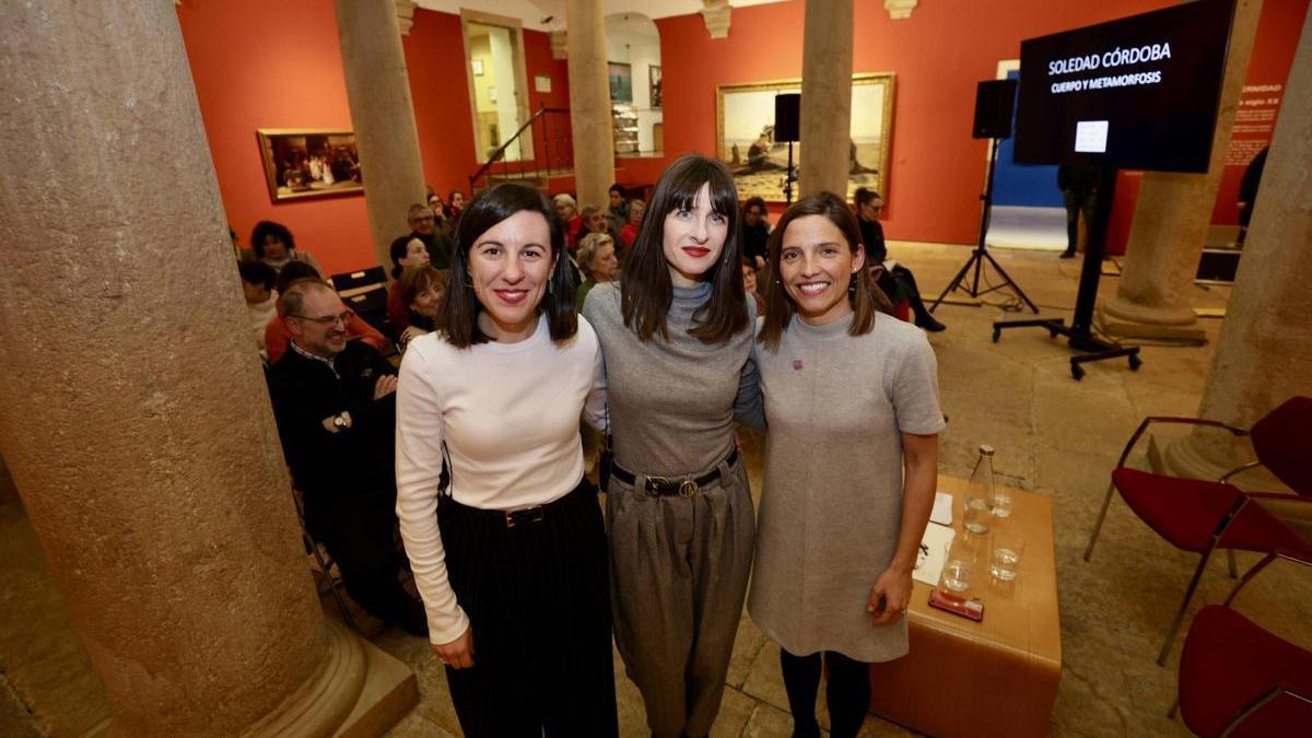 Soledad Córdoba, entre Sara Moro y Cristina Heredia, en el Museo.