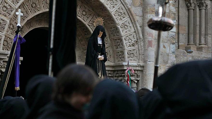 Procesión de la Virgen de la Soledad, en la iglesia de San Juan.