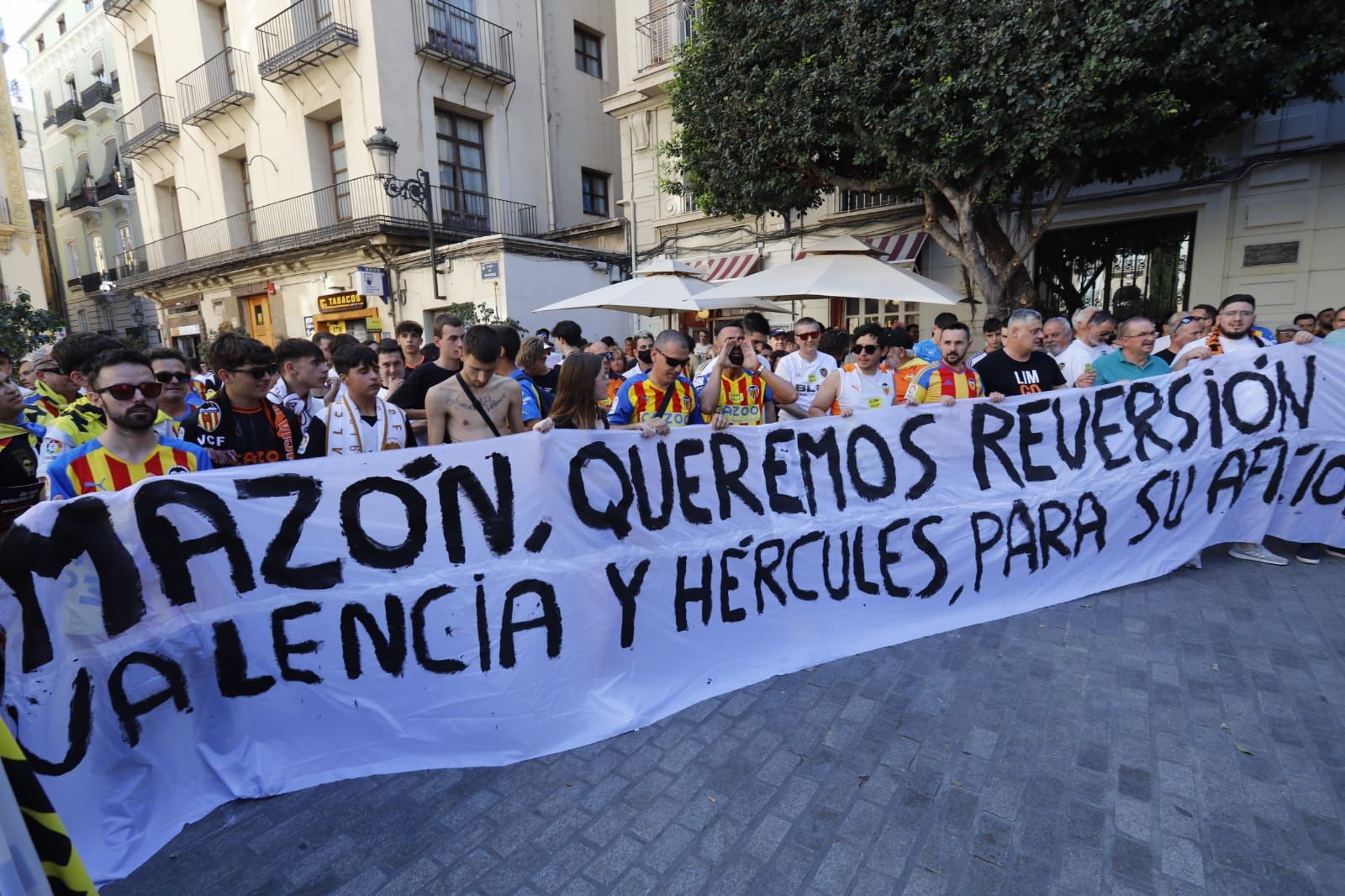 El valencianismo se manifiesta en la plaza de Manises contra la gestión de Lim