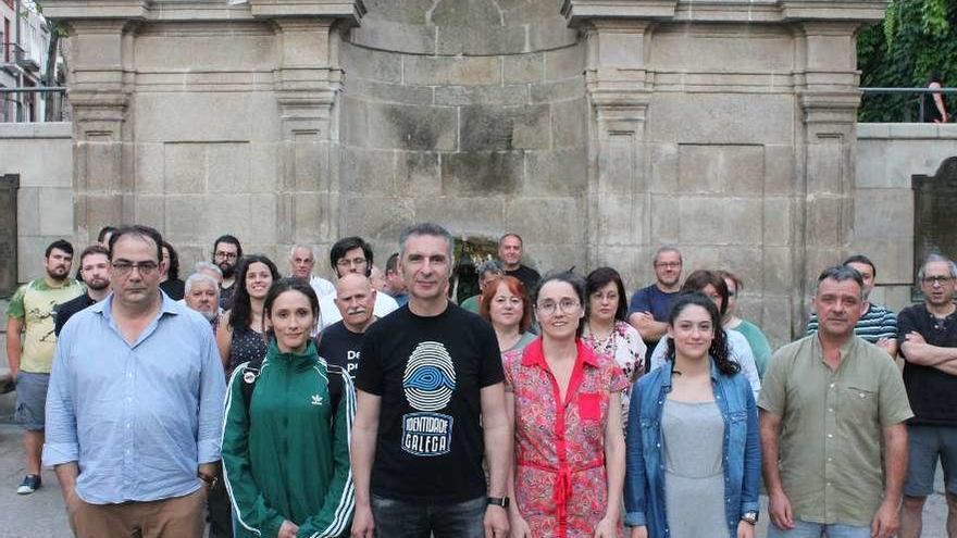 Luis Seara, en el centro con camiseta negra, con los otros cinco miembros de su candiatura. // Cedida