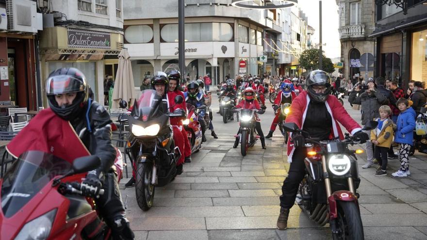 Participantes en la Papanoelada de Lalín, ayer, a su paso por el Kilómetro Cero.   | // BERNABÉ