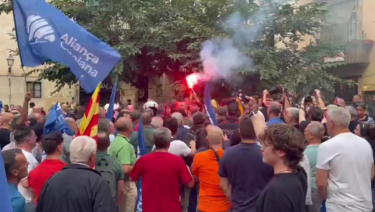 Un grupo de antifascistas irrumpe en el Fossar de les Moreres contra los ultras de Aliança Catalana