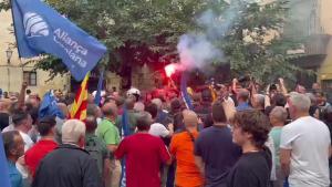 Un grupo de antifascistas irrumpe en el Fossar de les Moreres contra los ultras de Aliança Catalana