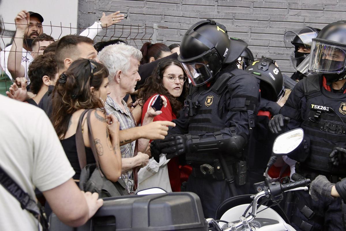 Protesta en La Mina contra el desahucio de tres familias
