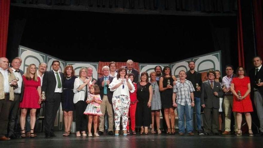 Foto de familia, ayer, en el Prendes, durante la gala de los premios &quot;Aurora&quot;.