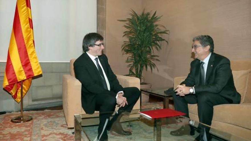 Carles Puigdemont i Enric Millo, ahir a la tarda durant la seva reunió al Palau de la Generalitat.