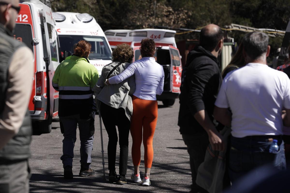 Familiares y amigos de los mineros, junto a la mina de Cerredo donde se produjo el accidente.