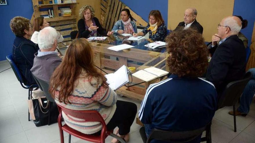 Carmen Fouces, ayer, durante la reunión con representantes de entidades de la Rede Axuda. // R. Vázquez